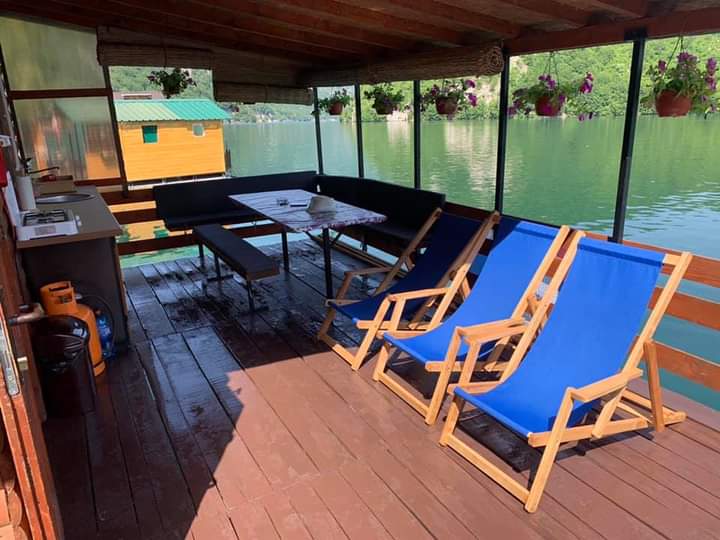 Na prodaju potpuno opremljen splav na jezeru Perucac 5