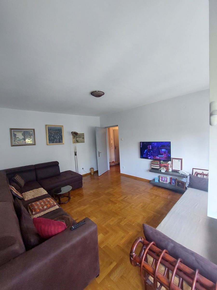 Prodajemo renoviran trosoban stan kod TC Zira 84m2 2