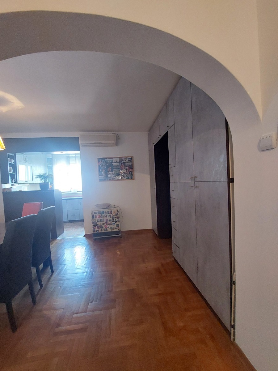 Prodajemo renoviran trosoban stan kod TC Zira 84m2 5