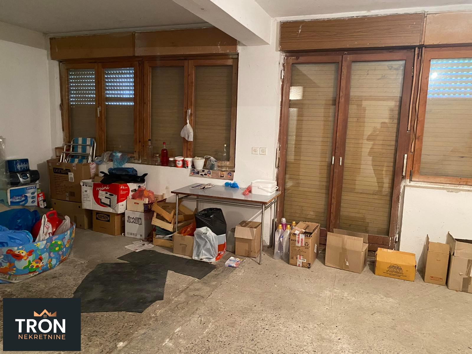 Kuća na 700m od kružnog toka 270m2 2