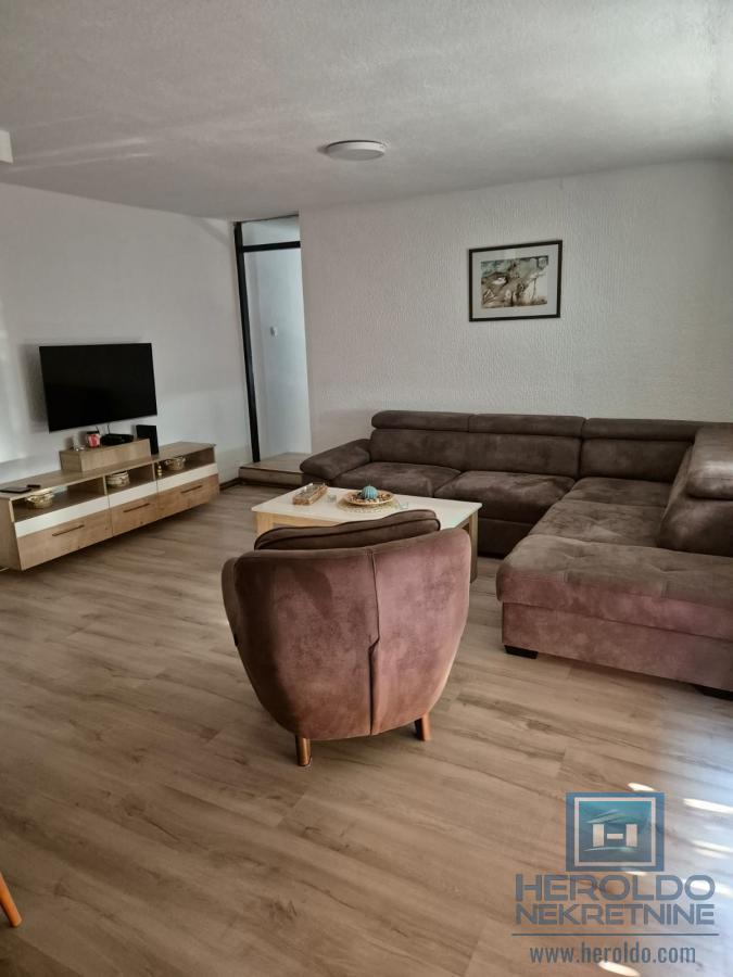 Na prodaju stan u Ćupriji 3