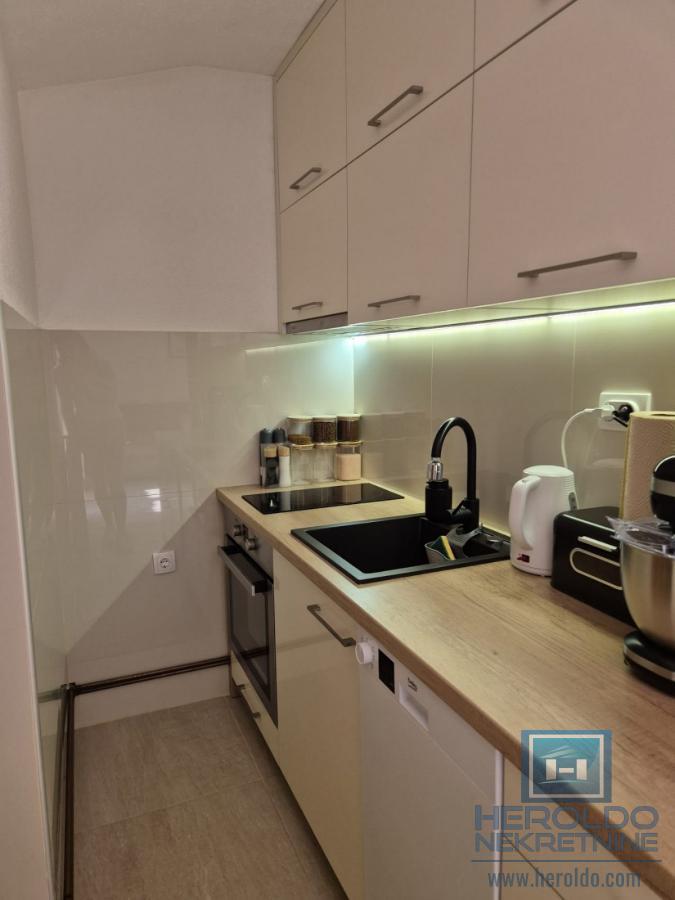 Na prodaju stan u Ćupriji 6