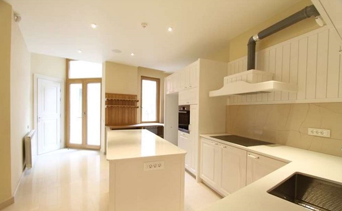 Četvorosoban stan za izdavanje  Njegoseva  2 500   168m² 4