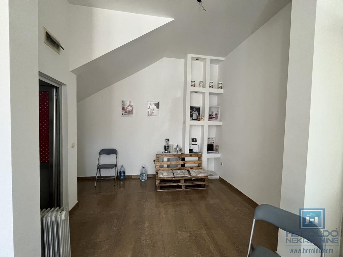 Lokal u centru grada u novijoj zgradi 10