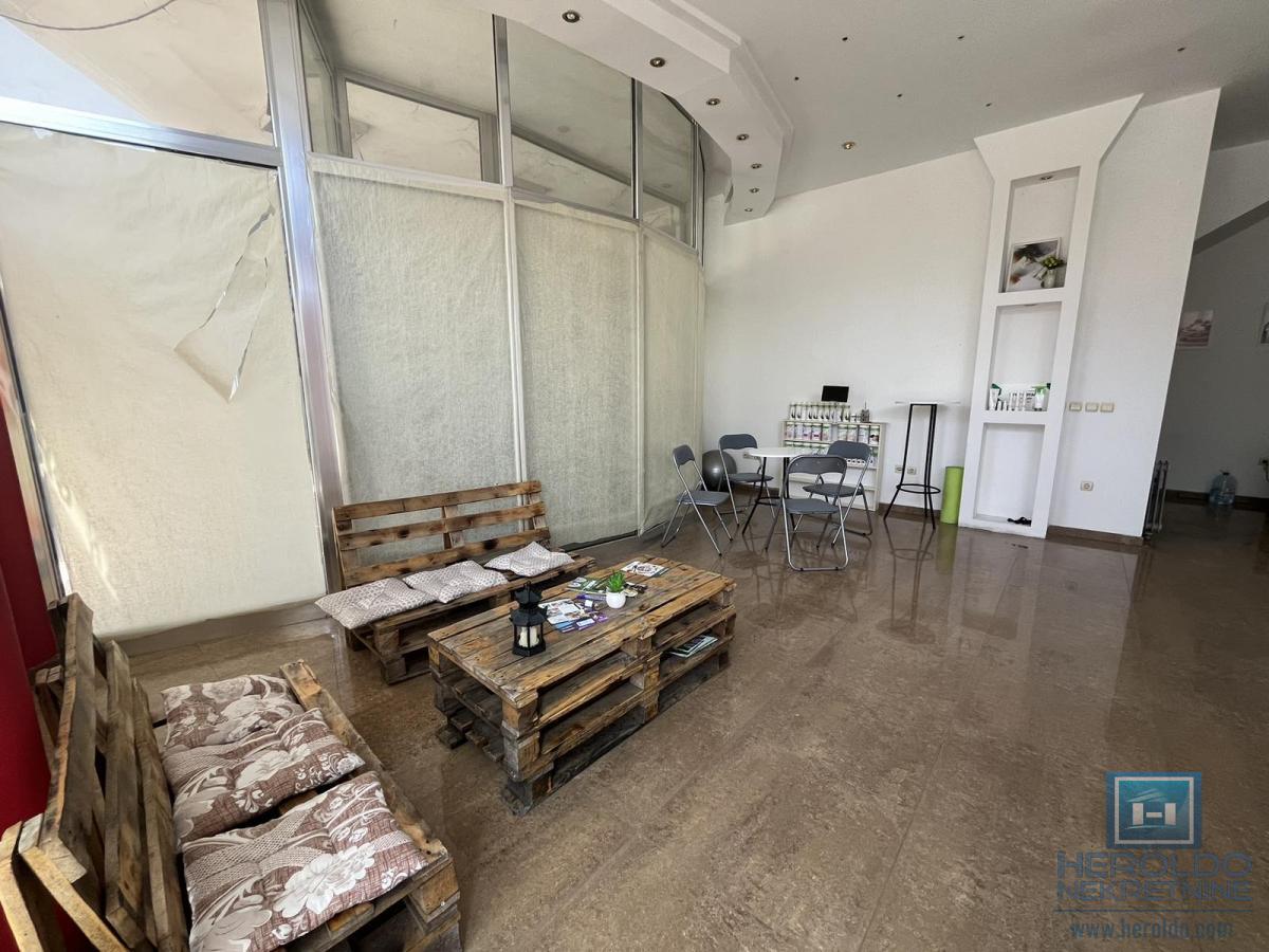 Lokal u centru grada u novijoj zgradi 7