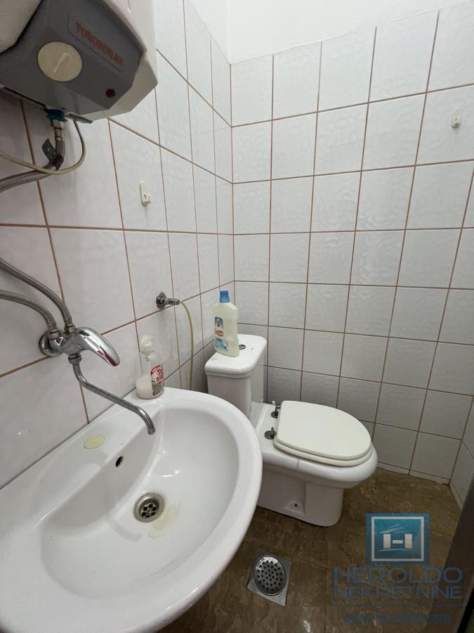 Lokal u centru grada u novijoj zgradi 9