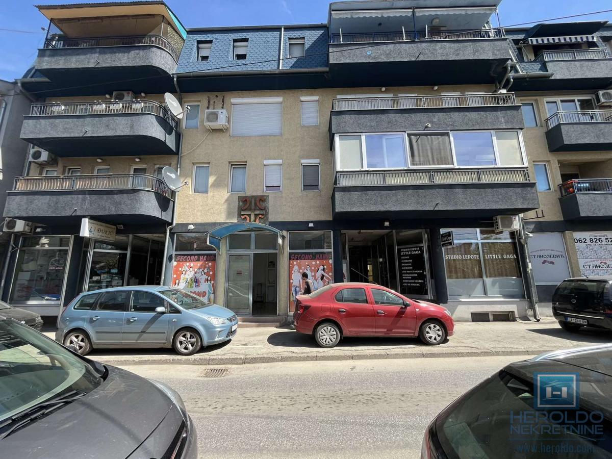 Lokal u centru grada u novijoj zgradi 1