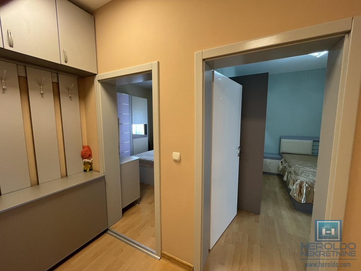 Luksuzna vila sa bazenom i prelepim placem 23