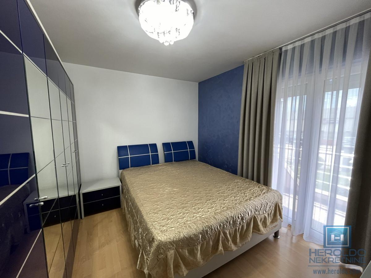 Luksuzna vila sa bazenom i prelepim placem 25