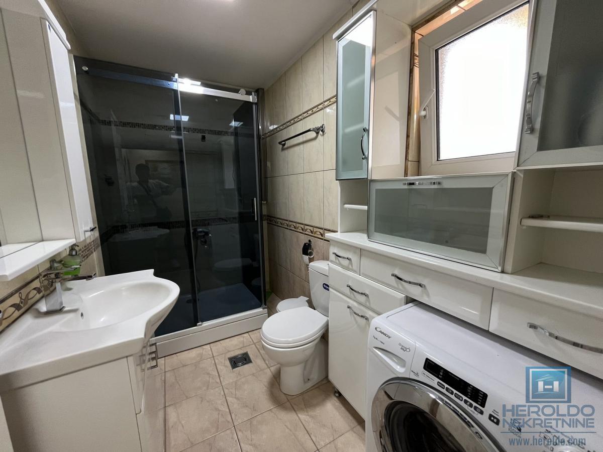 Luksuzna vila sa bazenom i prelepim placem 26