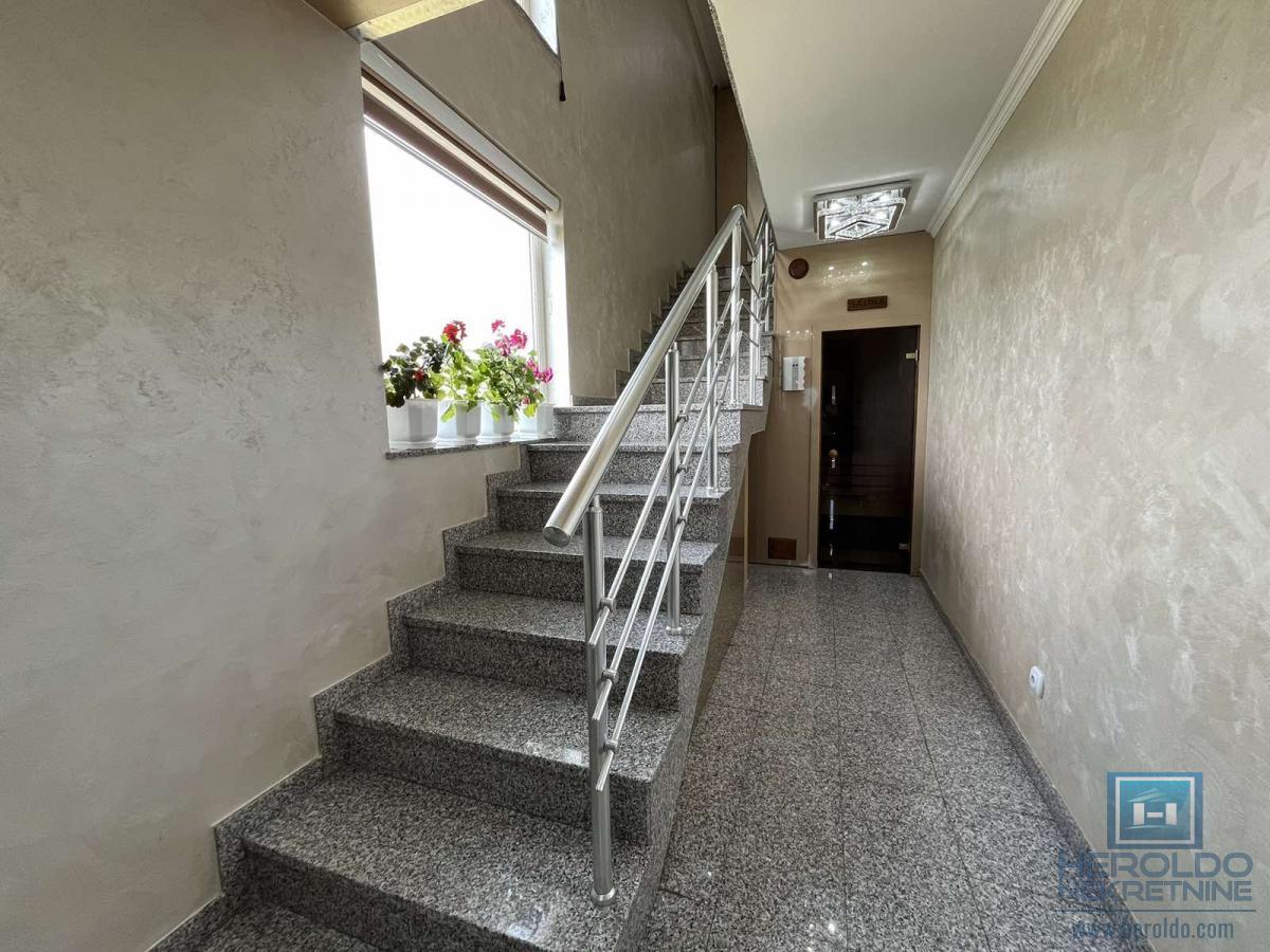 Luksuzna vila sa bazenom i prelepim placem 27