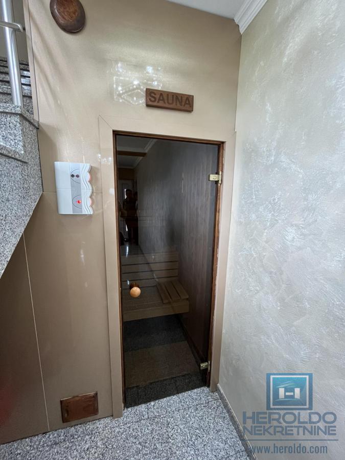 Luksuzna vila sa bazenom i prelepim placem 28