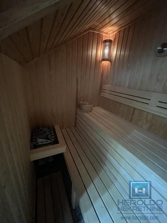 Luksuzna vila sa bazenom i prelepim placem 29