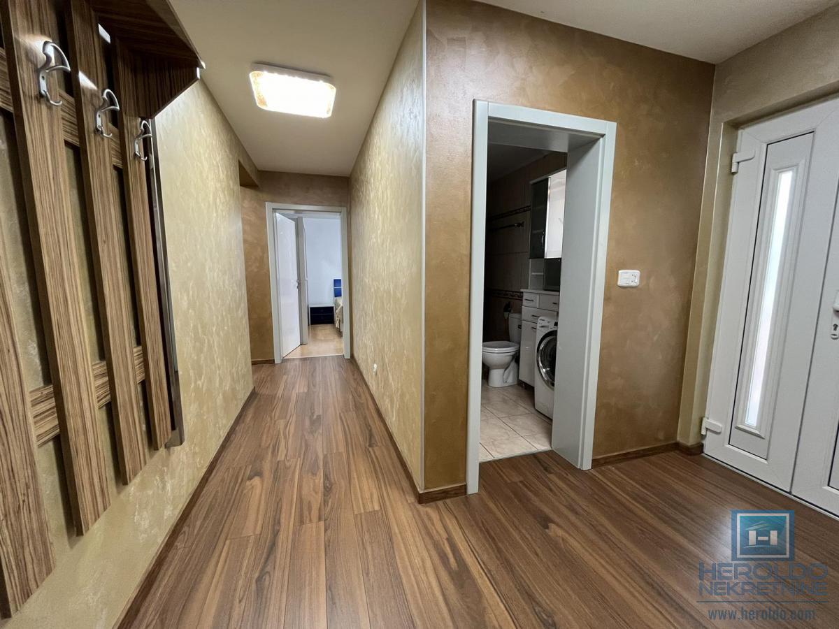 Luksuzna vila sa bazenom i prelepim placem 47