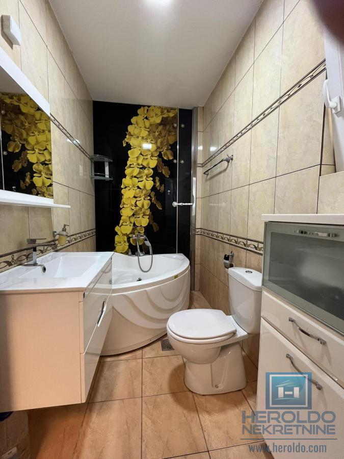 Luksuzna vila sa bazenom i prelepim placem 48