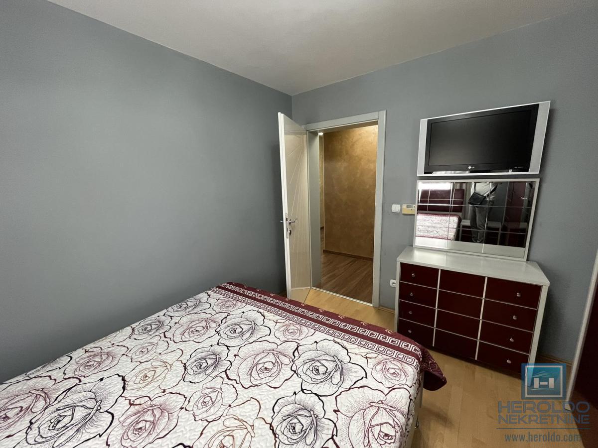 Luksuzna vila sa bazenom i prelepim placem 50