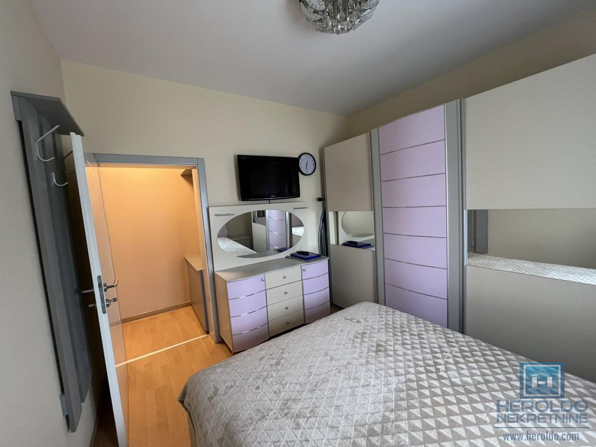 Luksuzna vila sa bazenom i prelepim placem 51