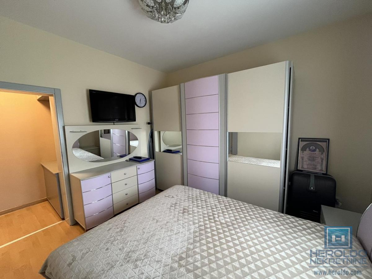 Luksuzna vila sa bazenom i prelepim placem 31