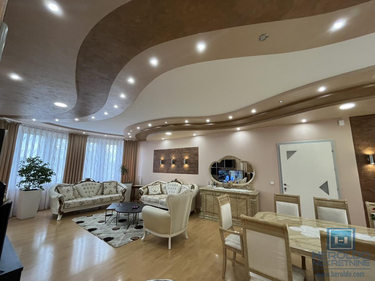 Luksuzna vila sa bazenom i prelepim placem 32