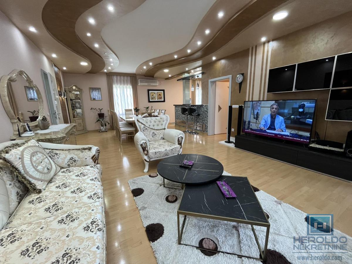 Luksuzna vila sa bazenom i prelepim placem 33