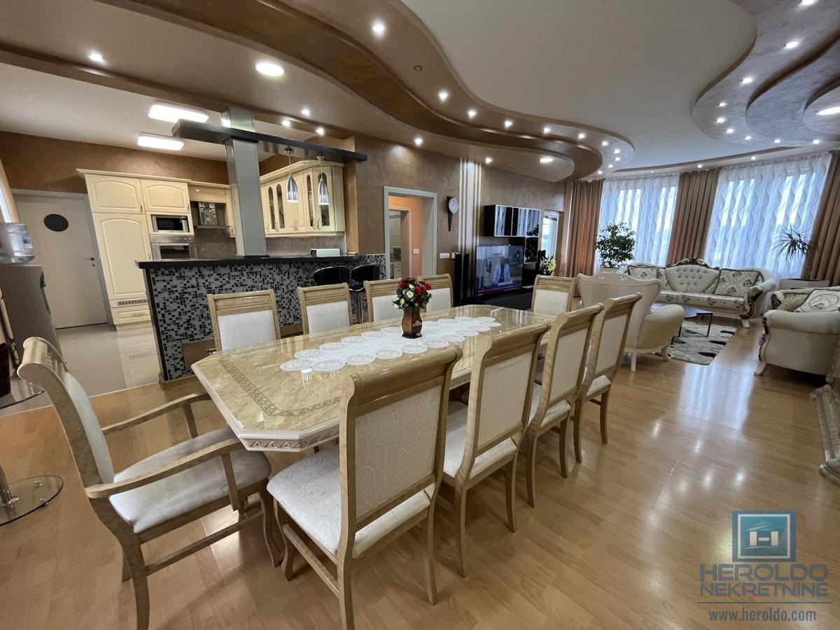 Luksuzna vila sa bazenom i prelepim placem 34