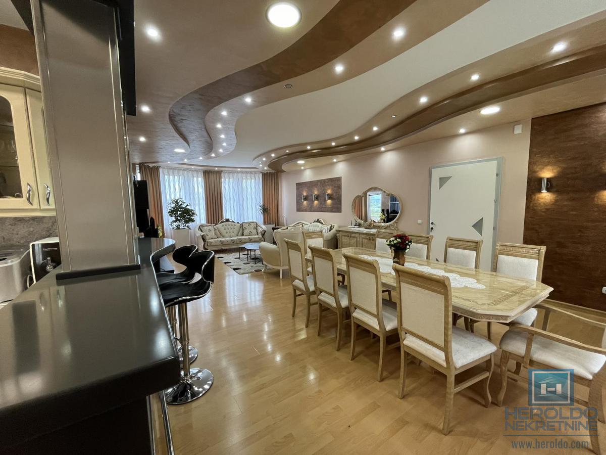 Luksuzna vila sa bazenom i prelepim placem 35