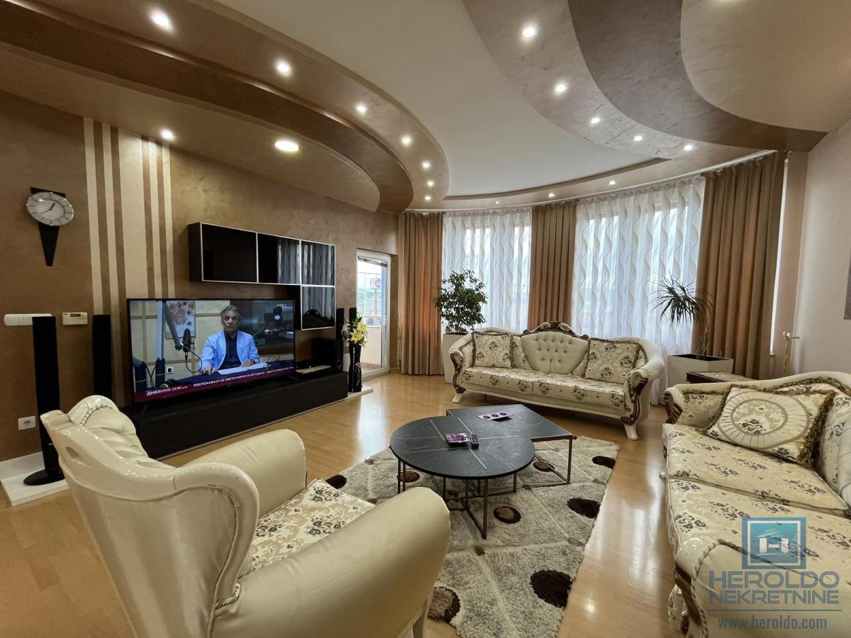 Luksuzna vila sa bazenom i prelepim placem 37