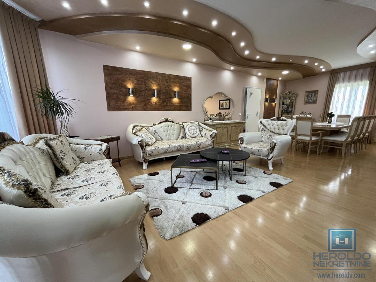 Luksuzna vila sa bazenom i prelepim placem 38