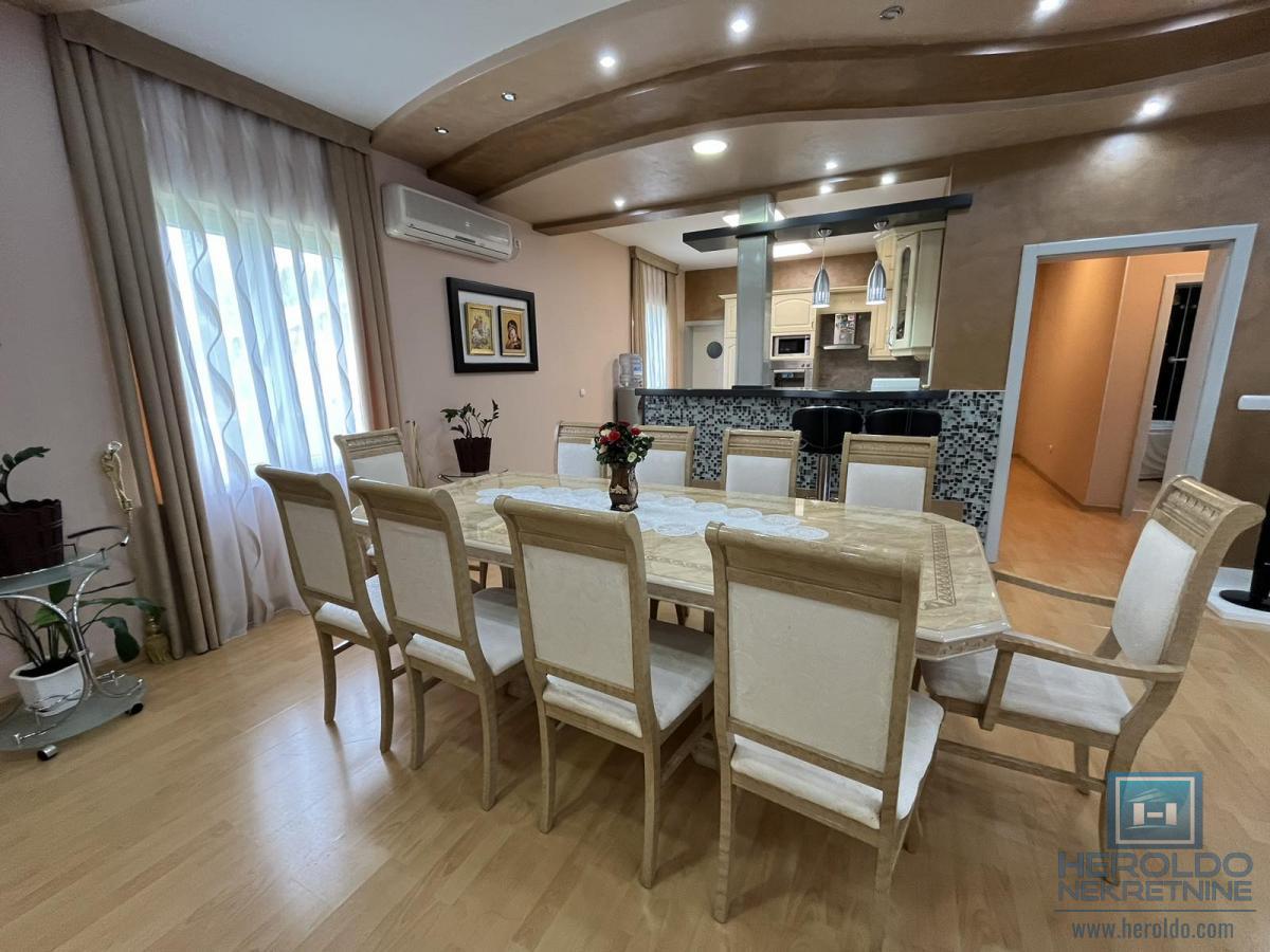 Luksuzna vila sa bazenom i prelepim placem 39