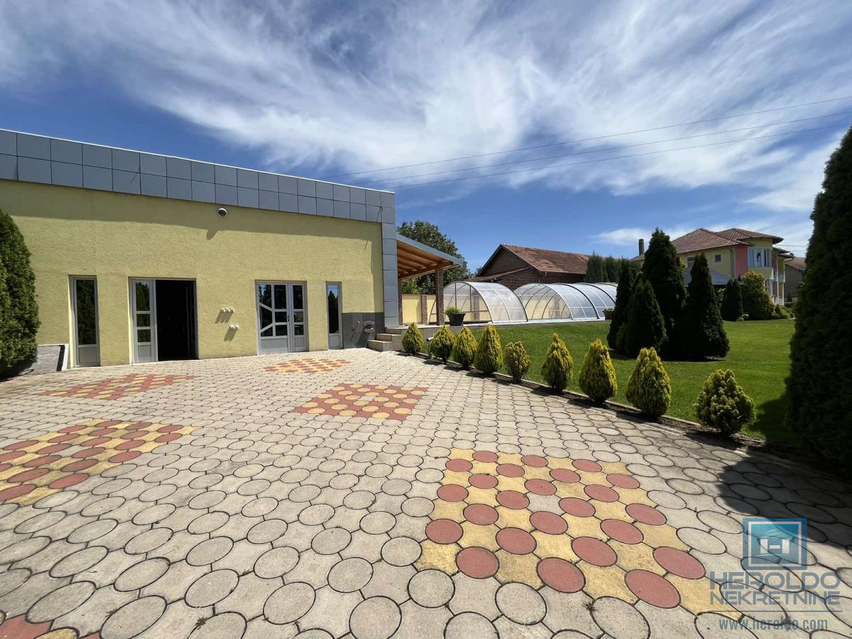 Luksuzna vila sa bazenom i prelepim placem 16