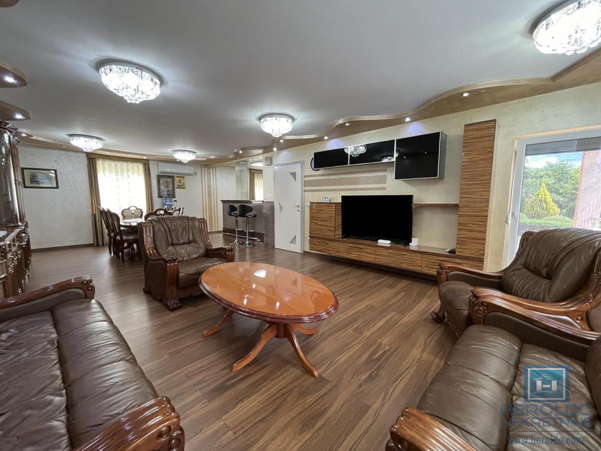 Luksuzna vila sa bazenom i prelepim placem 18