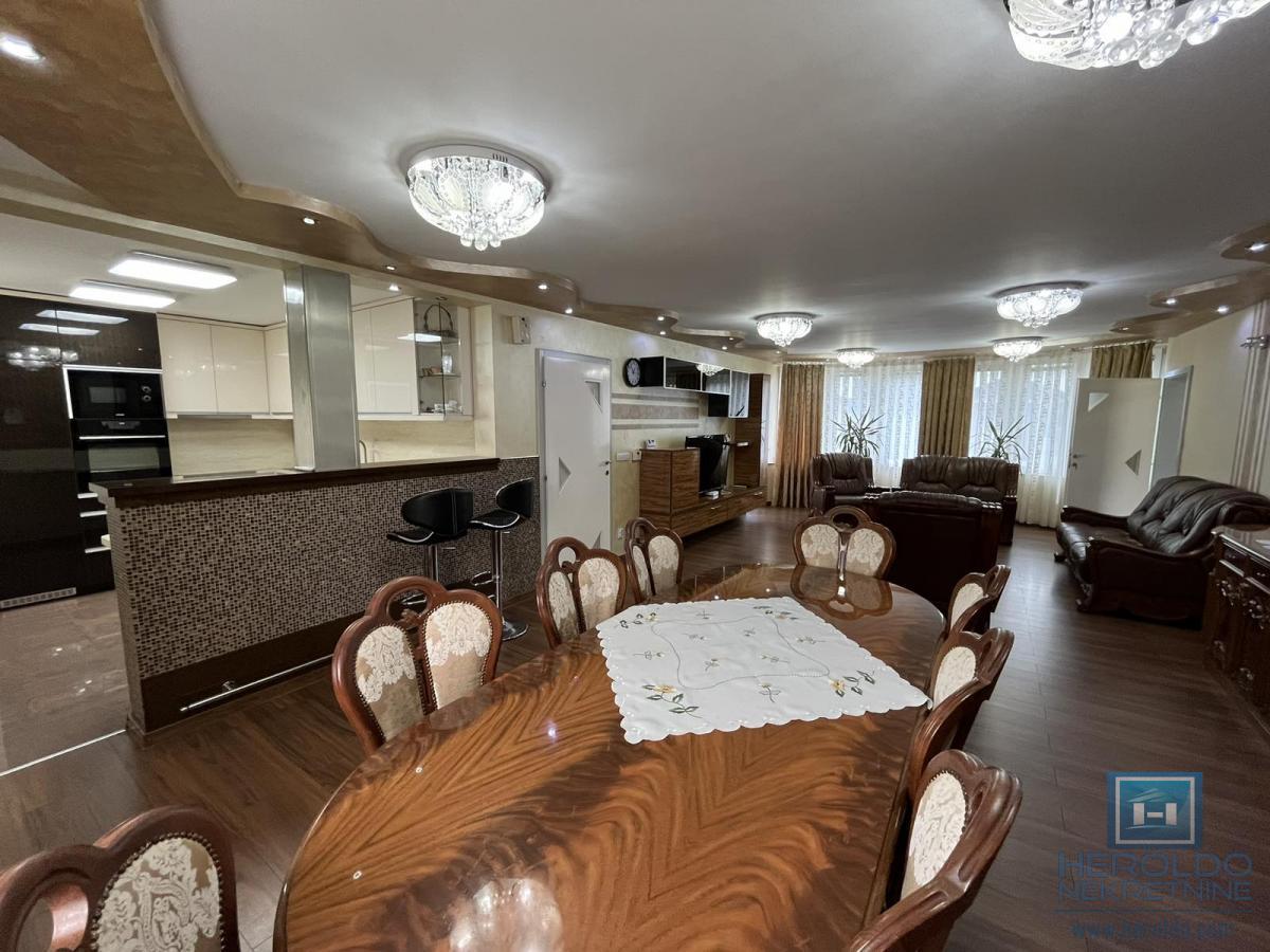 Luksuzna vila sa bazenom i prelepim placem 19