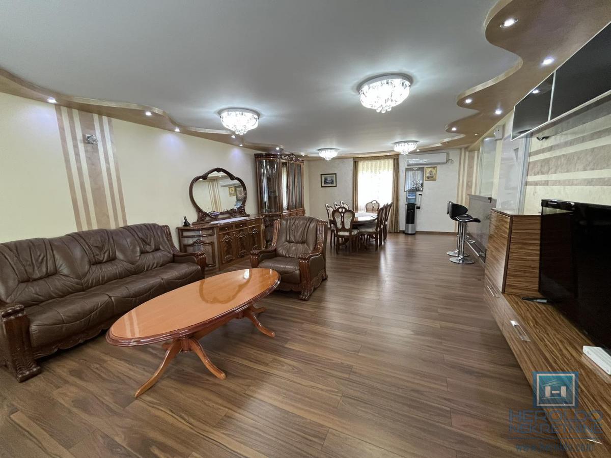 Luksuzna vila sa bazenom i prelepim placem 20