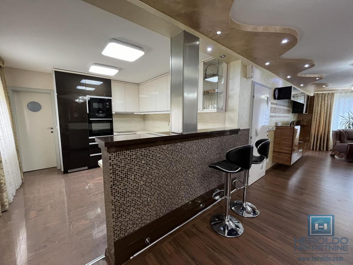 Luksuzna vila sa bazenom i prelepim placem 21