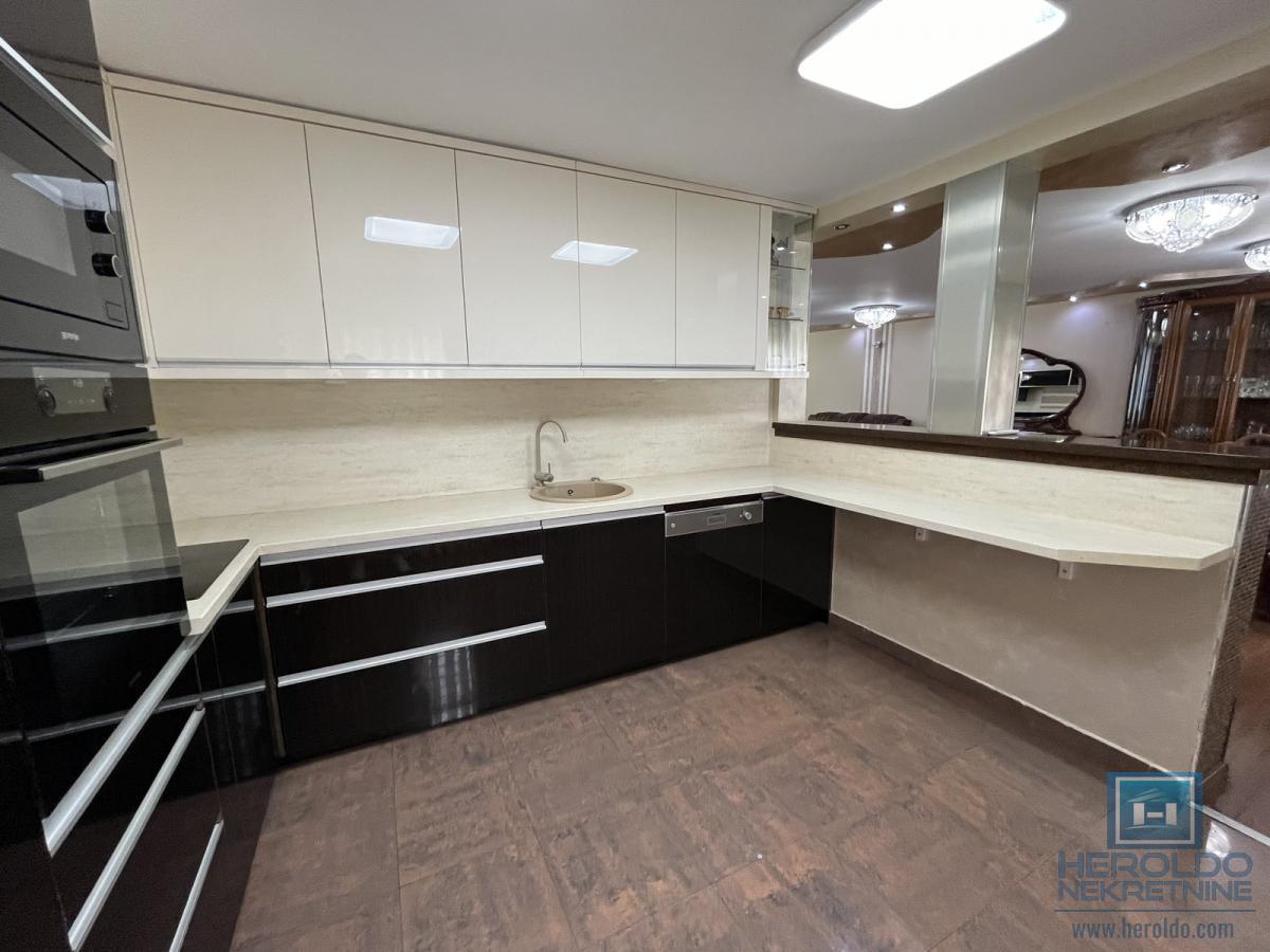 Luksuzna vila sa bazenom i prelepim placem 22