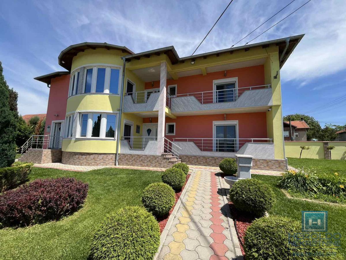 Luksuzna vila sa bazenom i prelepim placem 4