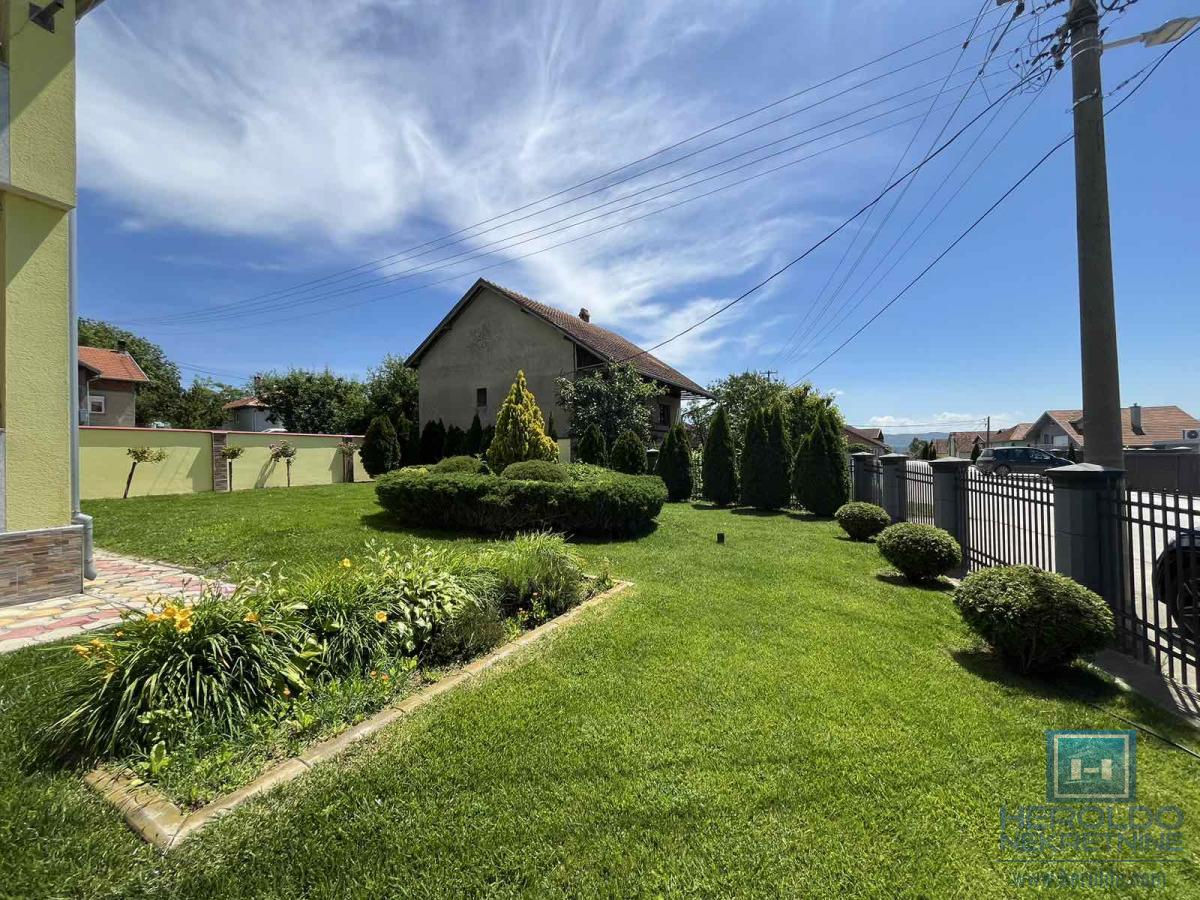 Luksuzna vila sa bazenom i prelepim placem 5