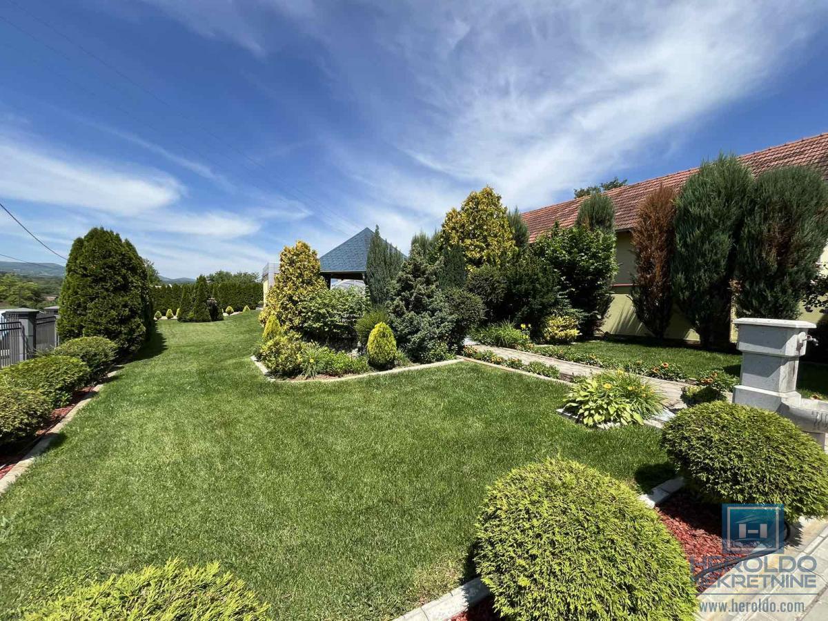 Luksuzna vila sa bazenom i prelepim placem 6