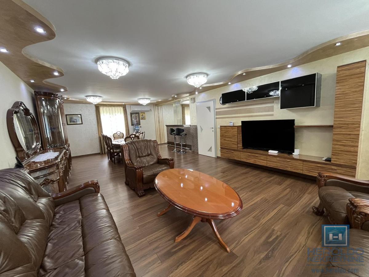 Luksuzna vila sa bazenom i prelepim placem 7