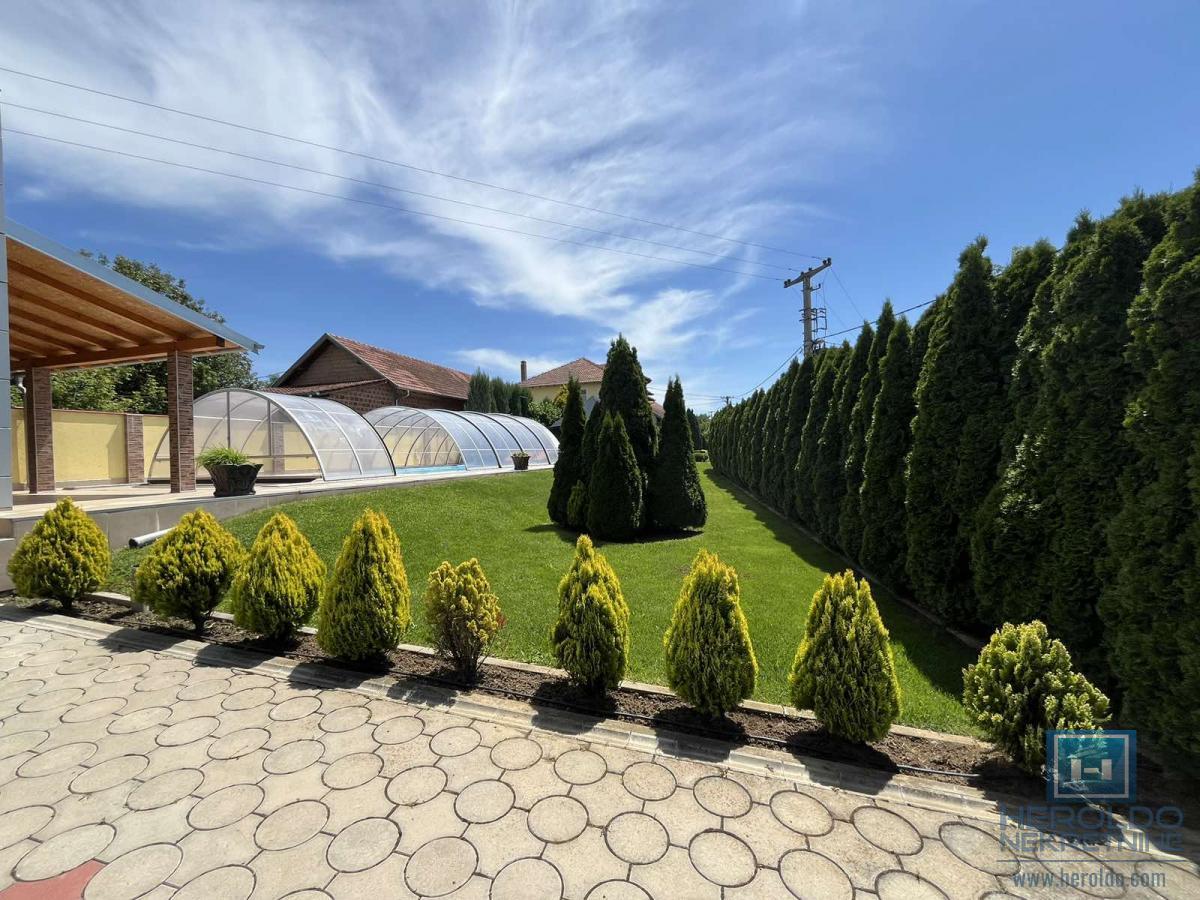 Luksuzna vila sa bazenom i prelepim placem 8