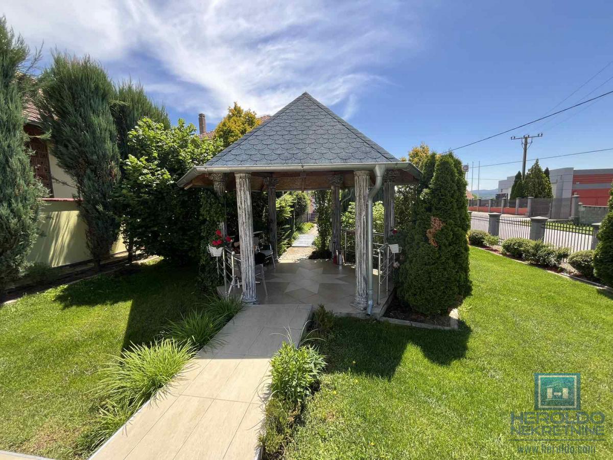 Luksuzna vila sa bazenom i prelepim placem 9