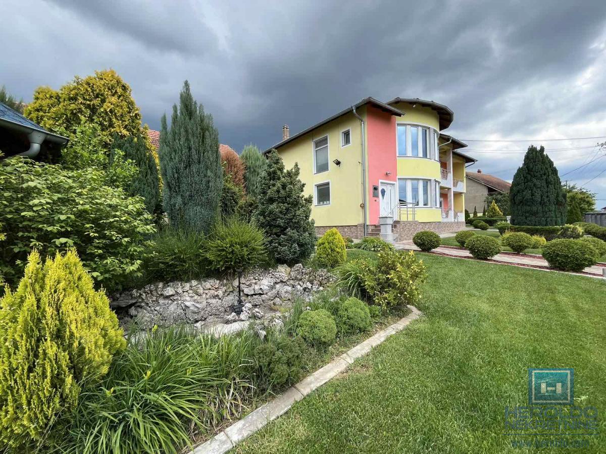 Luksuzna vila sa bazenom i prelepim placem 2