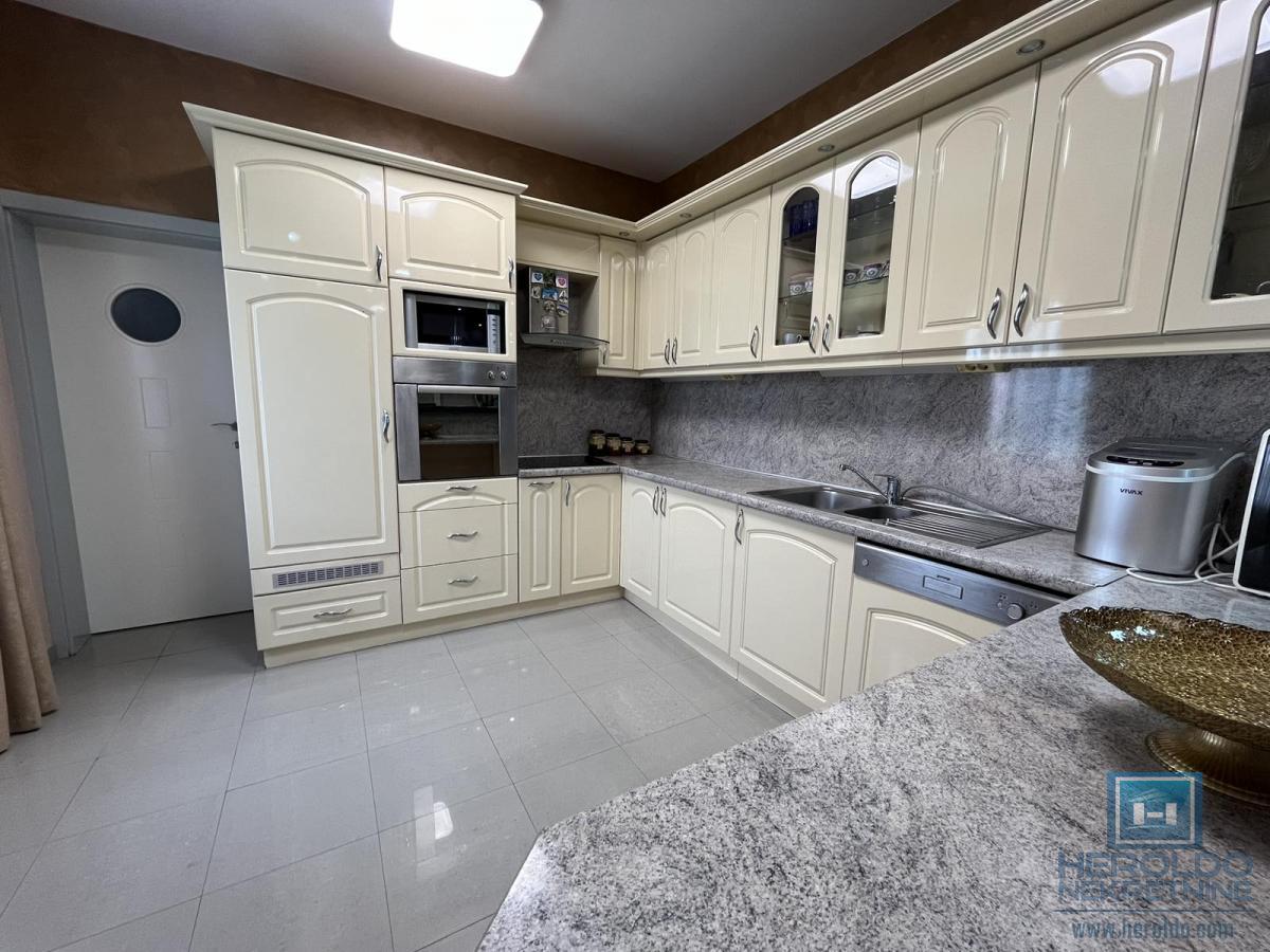 Luksuzna vila sa bazenom i prelepim placem 40