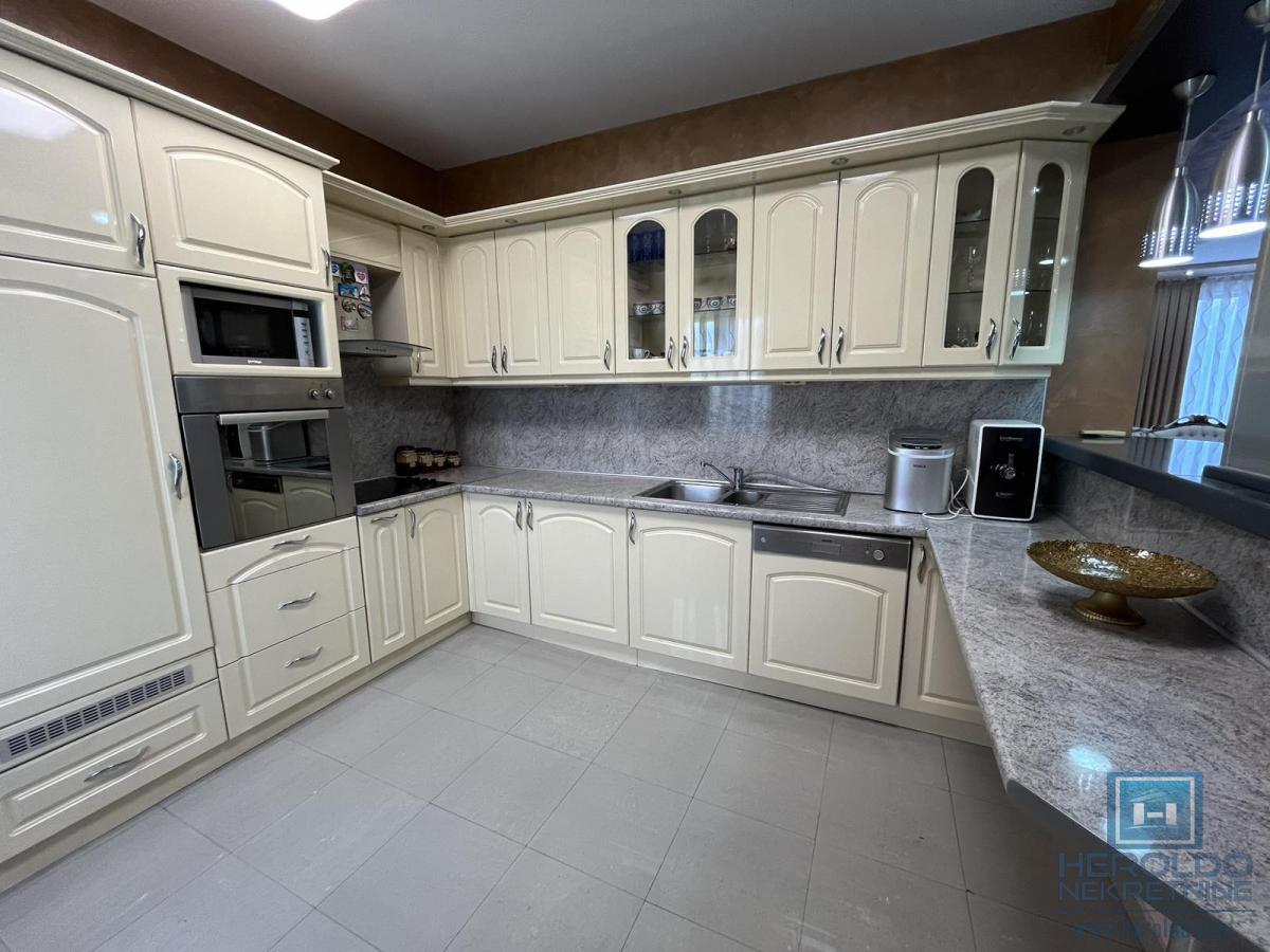 Luksuzna vila sa bazenom i prelepim placem 41