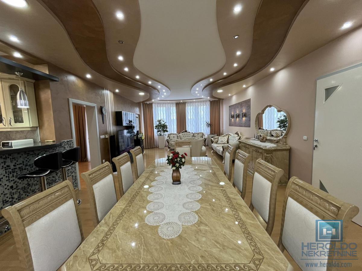 Luksuzna vila sa bazenom i prelepim placem 42