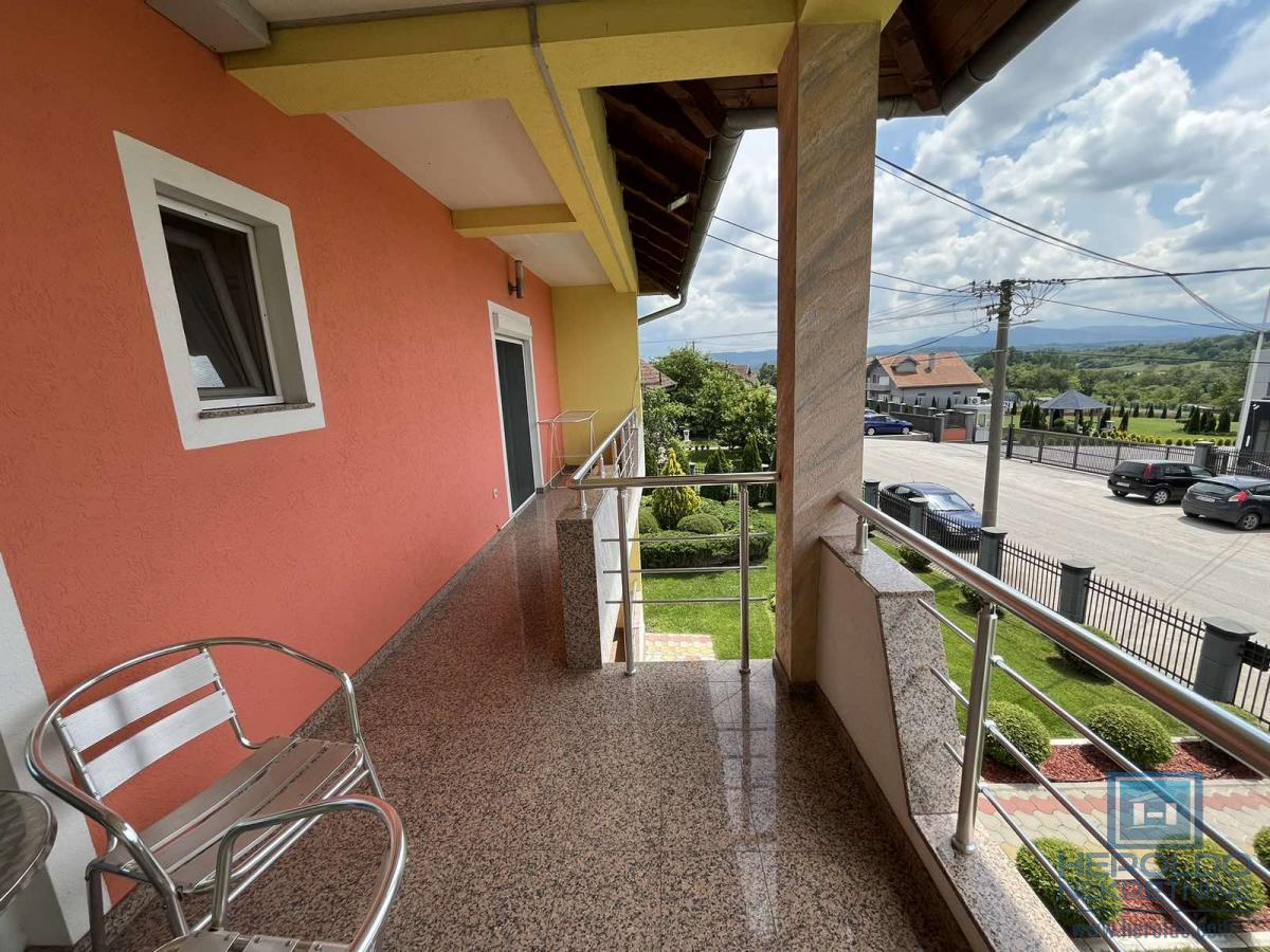 Luksuzna vila sa bazenom i prelepim placem 43