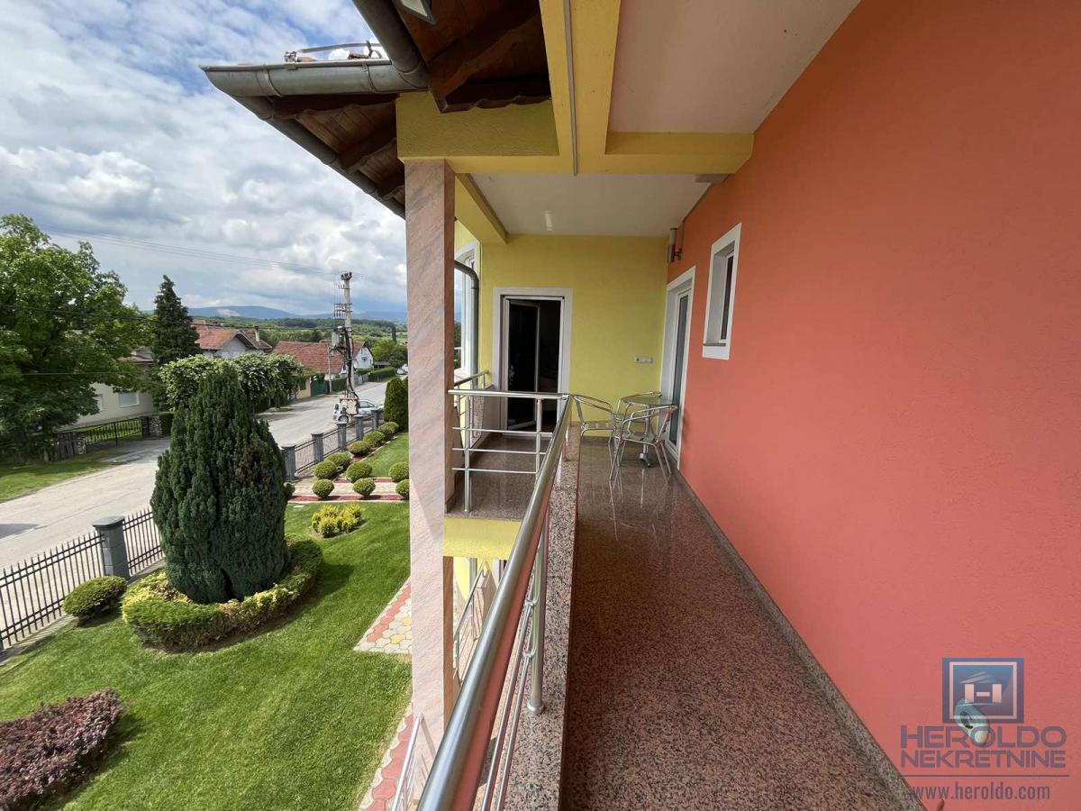 Luksuzna vila sa bazenom i prelepim placem 44