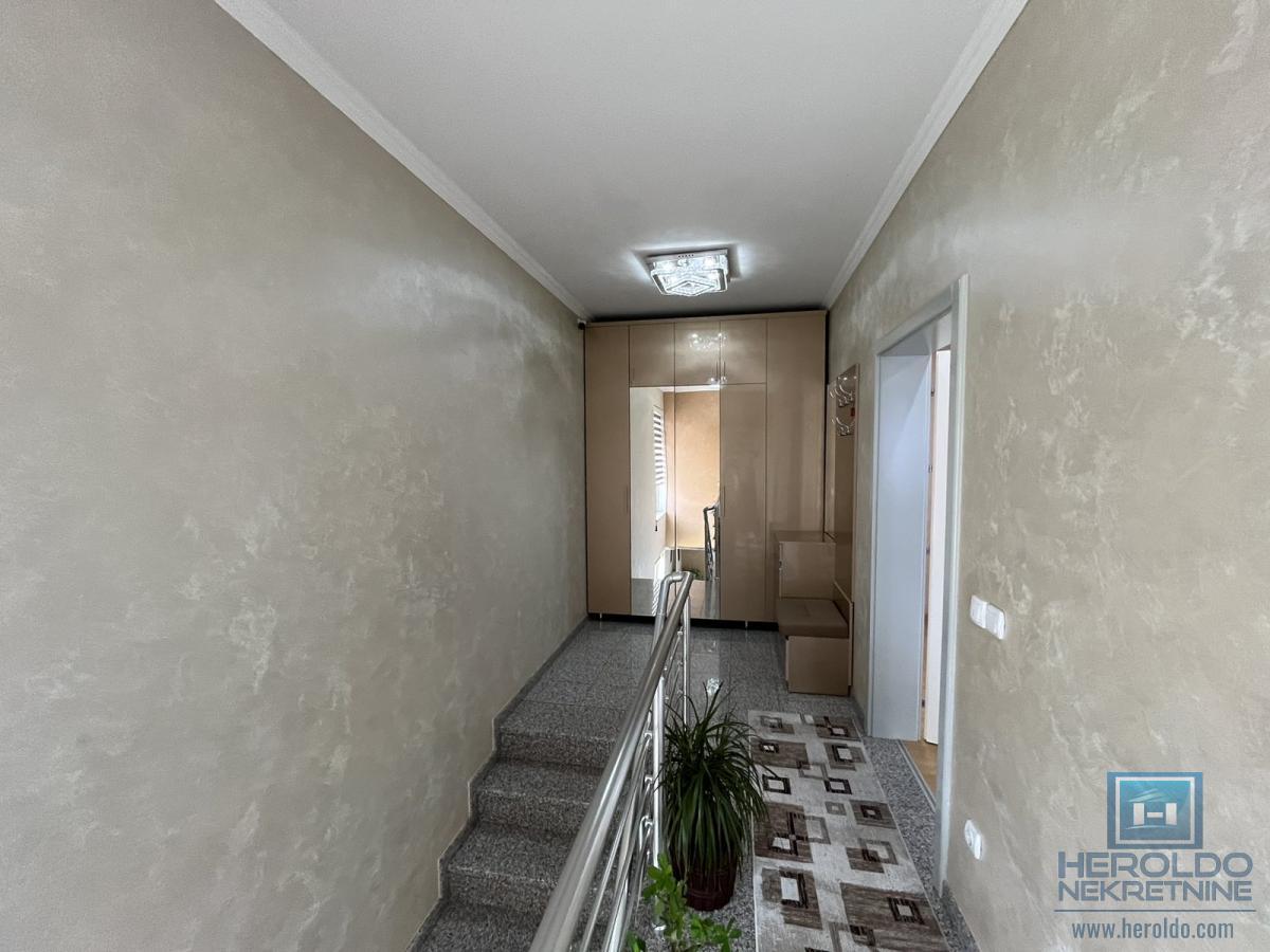 Luksuzna vila sa bazenom i prelepim placem 45