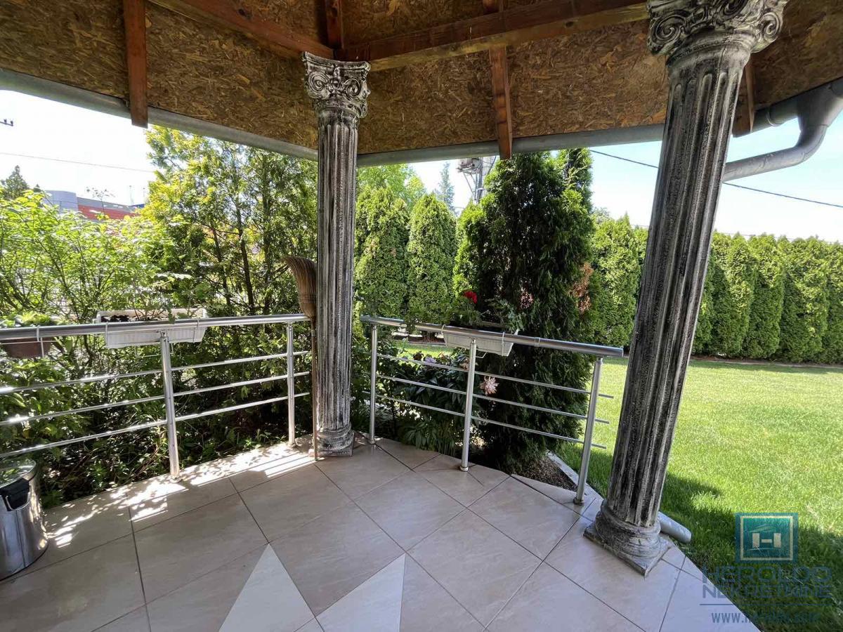 Luksuzna vila sa bazenom i prelepim placem 10