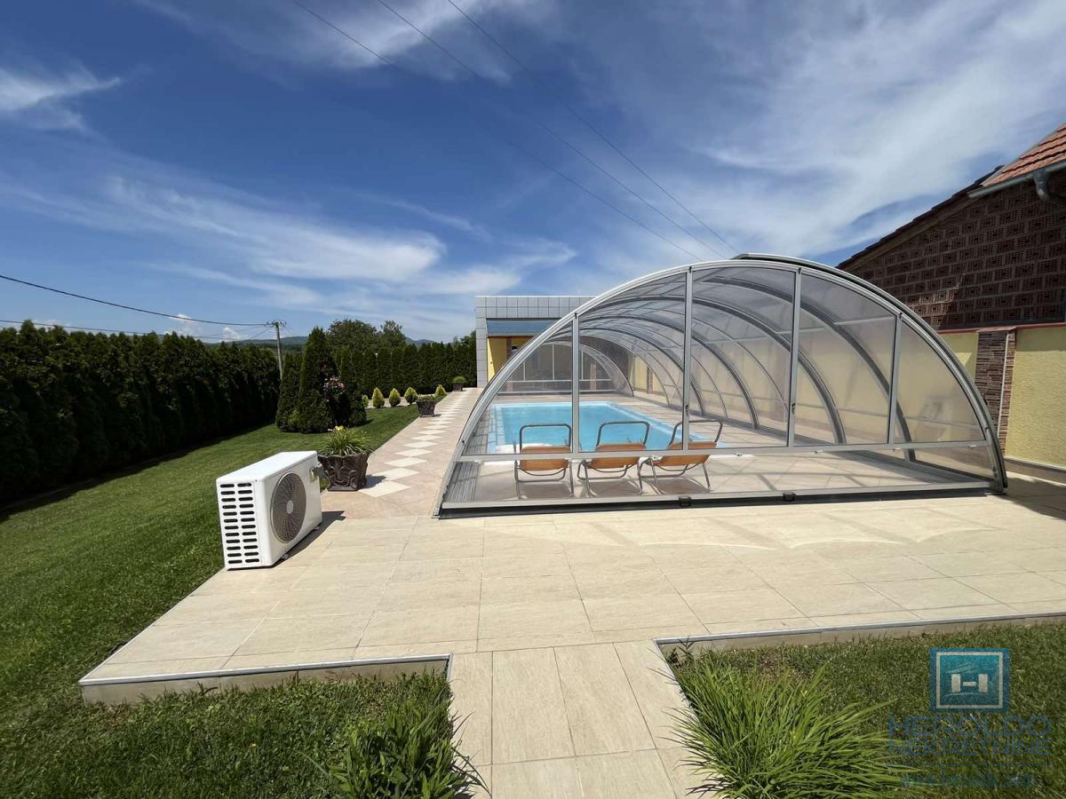 Luksuzna vila sa bazenom i prelepim placem 11